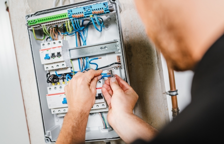 Elektroinstallateur setzt eine WAGO Hebelklemme in einen Spelsberg AK Kleinverteiler ein